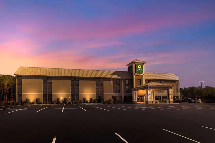 Quality Inn Valley - West Point - Image 1