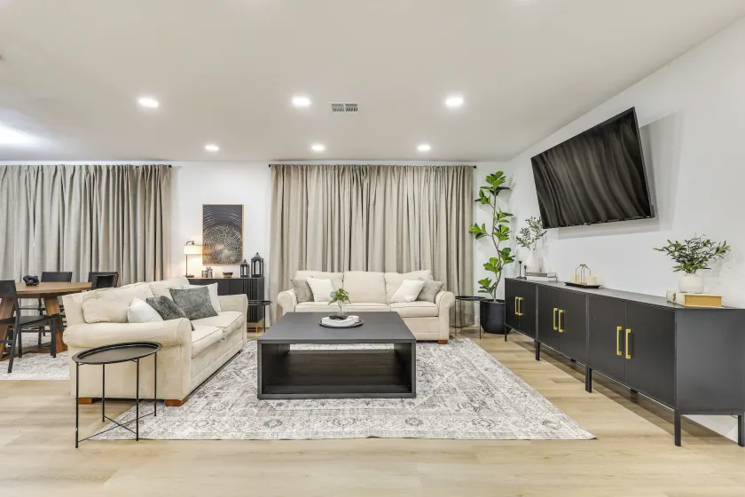 Walk to City Center: Modern Coral Springs Getaway - Image 1