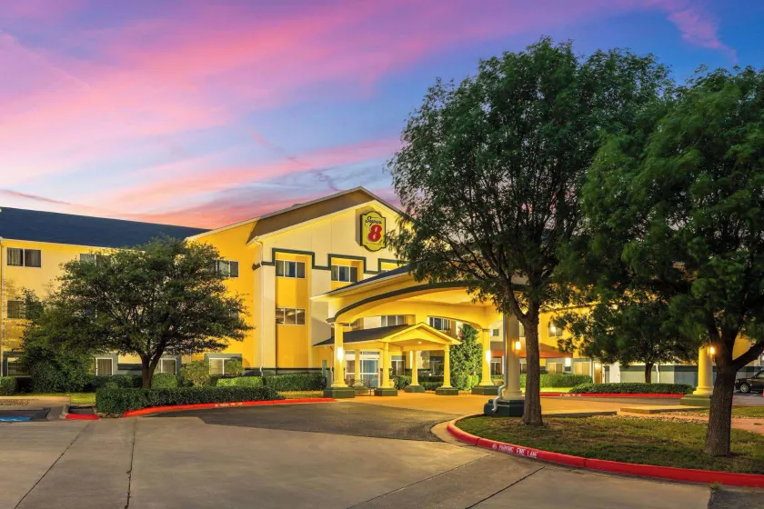 Super 8 by Wyndham Lubbock West - Image 1