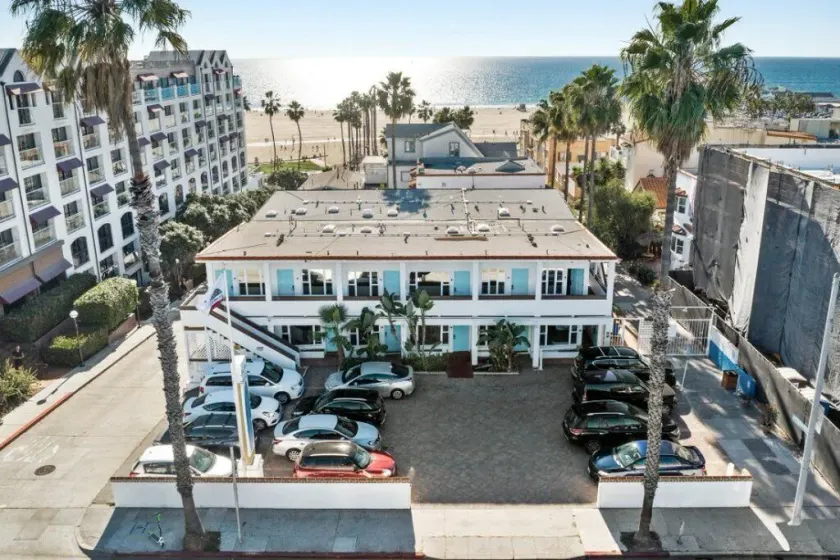 Sea Blue Hotel - Image 1