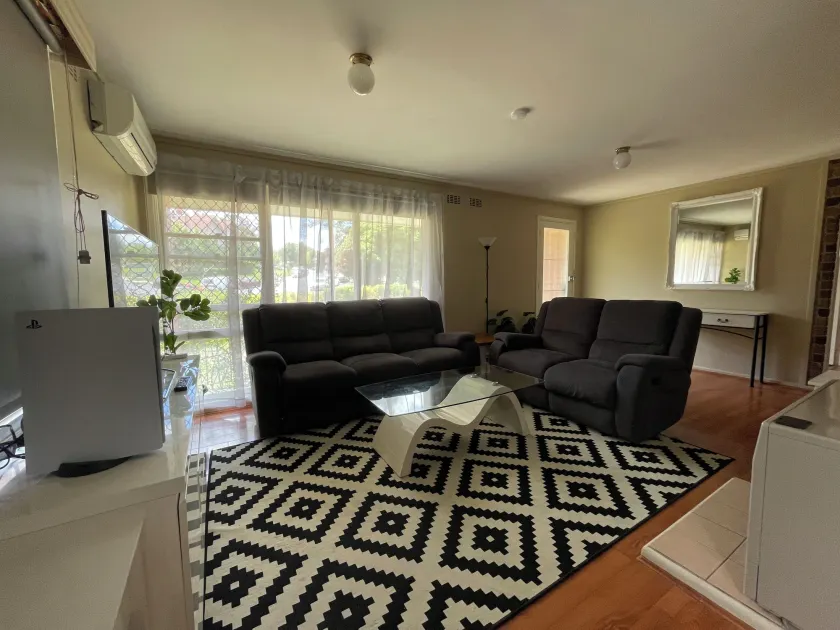 Charming 3 Bedroom Home in Garran, Perfect for Families and Groups - Image 1