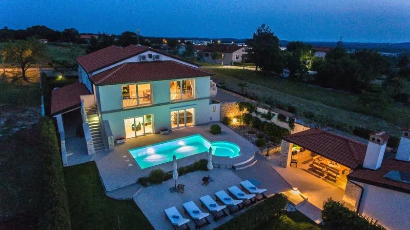 Luksus Villa Lavanda med pool, sauna og underholdningsværelse - Image 1