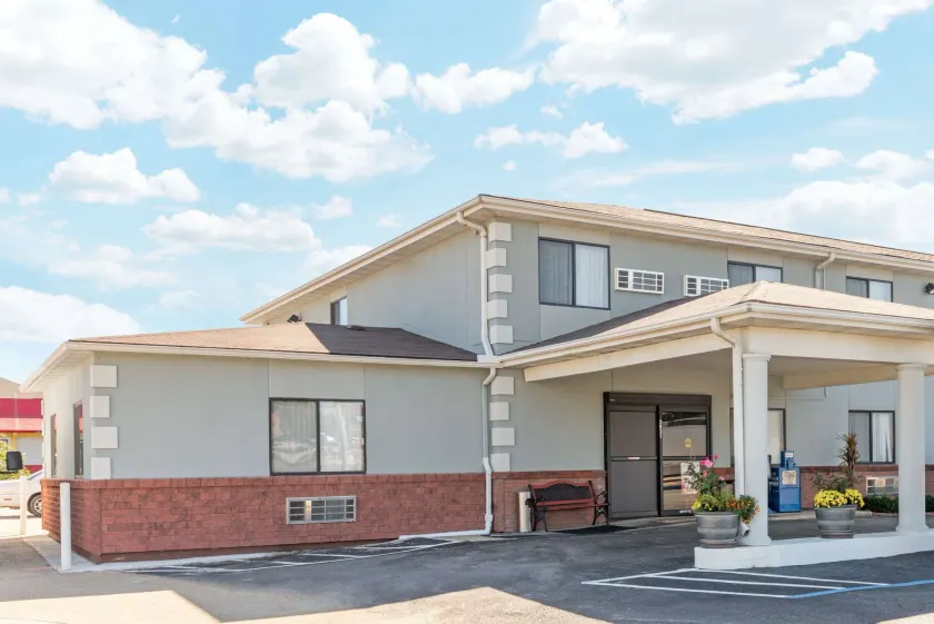 Super 8 by Wyndham Poplar Bluff Missouri - Image 1