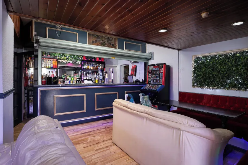 100 Pipers Hotel - Image 1
