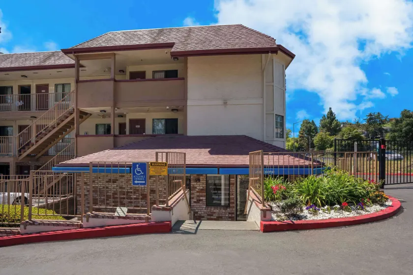 Econo Lodge Vallejo Fairgrounds - Image 1