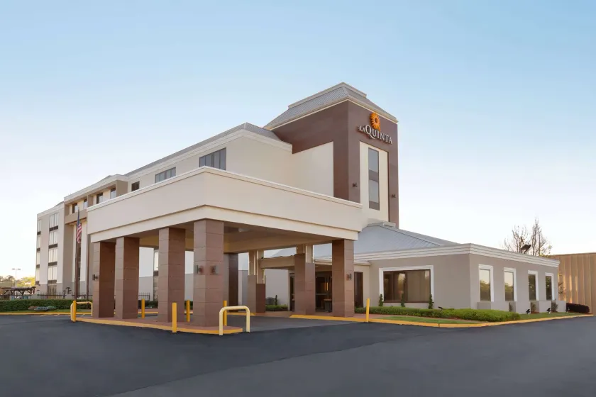 La Quinta inn & suites by Wyndham Dothan - Image 1