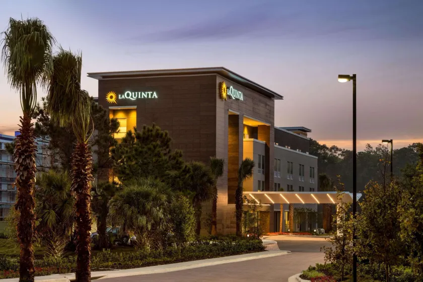 La Quinta Inn & Suites by Wyndham Orlando I-Drive Theme Parks - Image 1