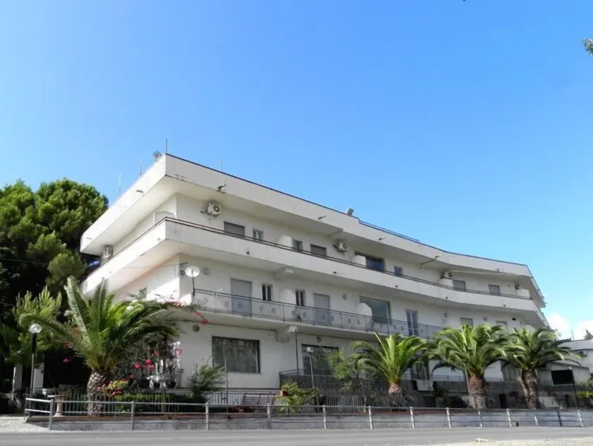Hotel Eden - Image 1