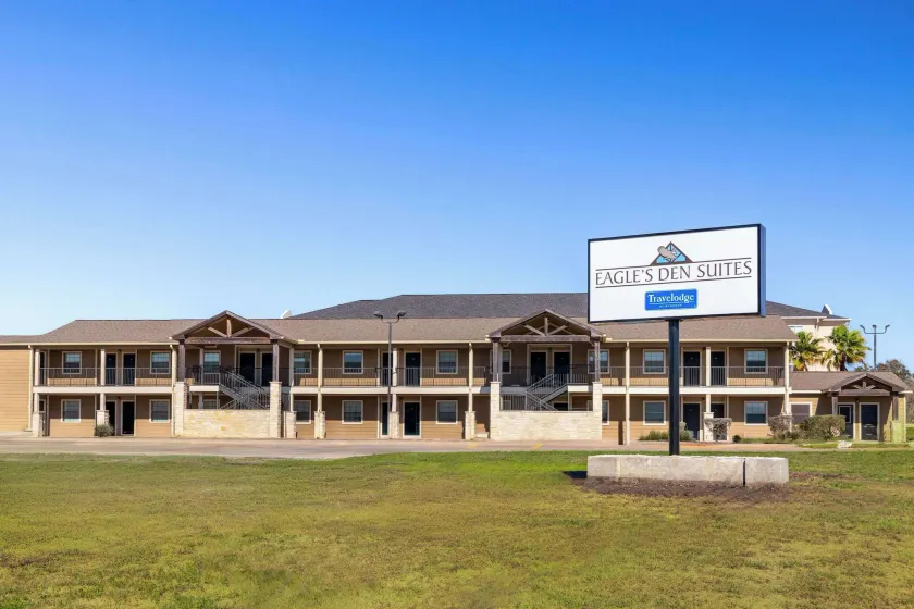 Eagle's Den Suites Kenedy a Travelodge by Wyndham - Image 1