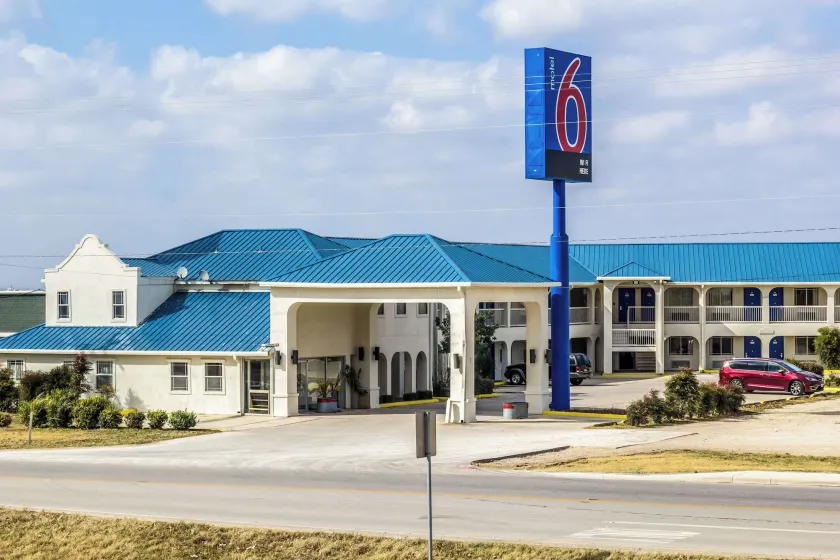 Motel 6 Seguin TX - Image 1