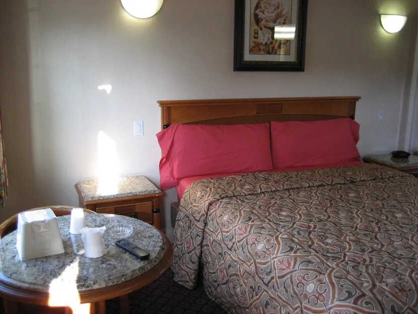 Walls Motel Long Beach - Image 1