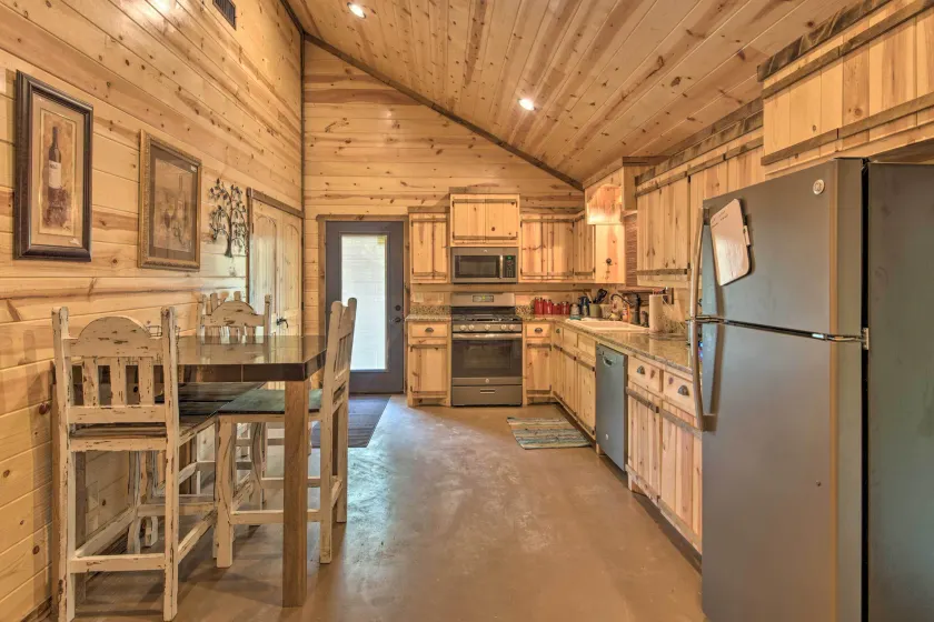 Cabin w/ Hot Tub - Near Broken Bow Lake & Hiking! - Interiør
