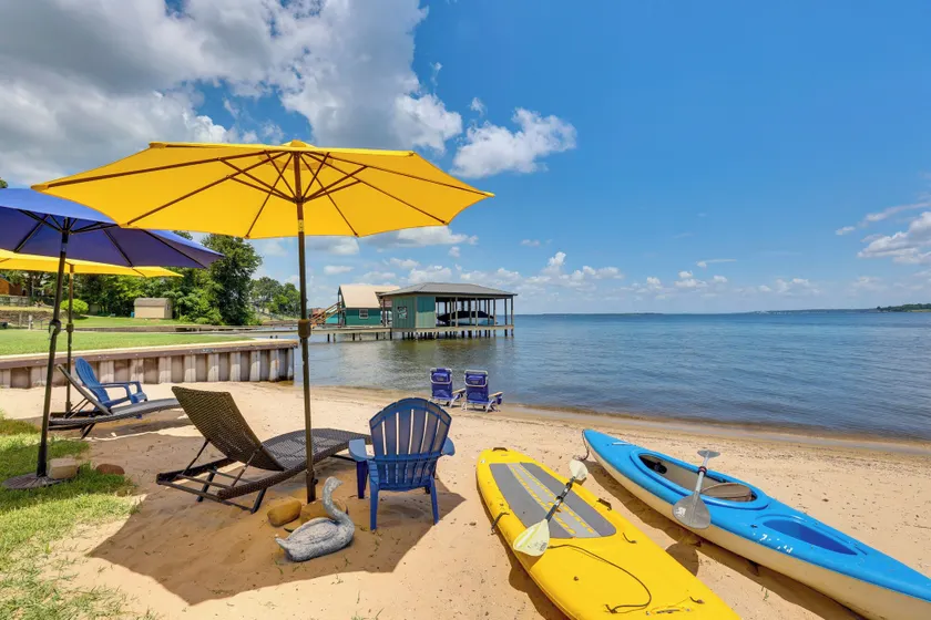 Modern Lake House With Beautiful Shoreline - Image 1
