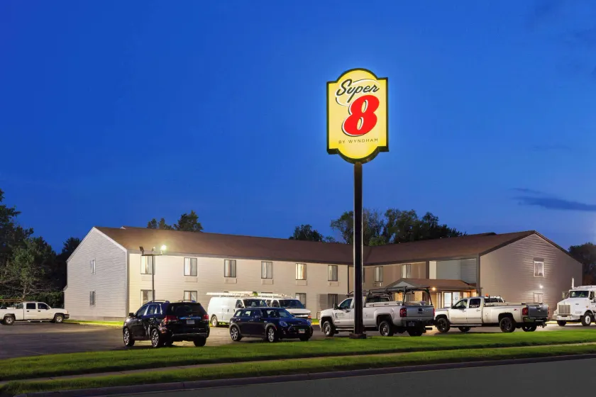 Super 8 by Wyndham Sun Prairie/Madison E - Image 1