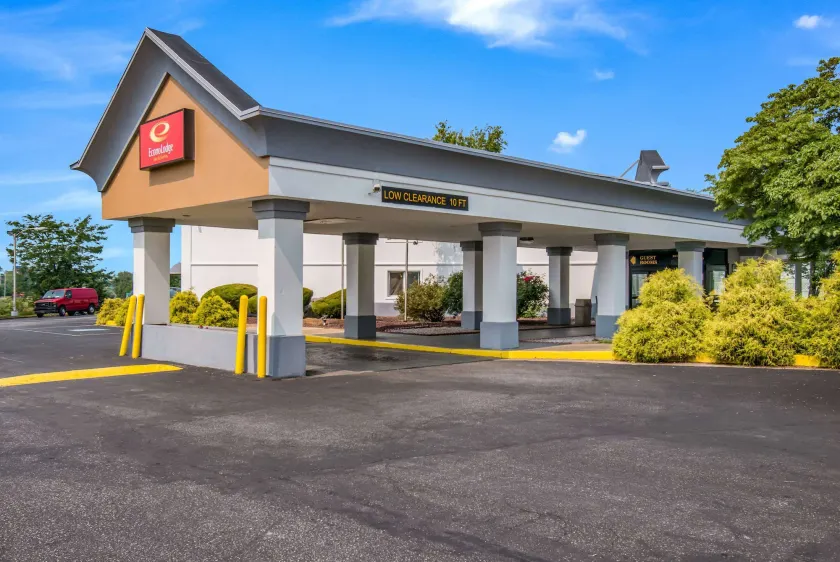 Econo Lodge Inn & Suites Chambersburg Central - Image 1