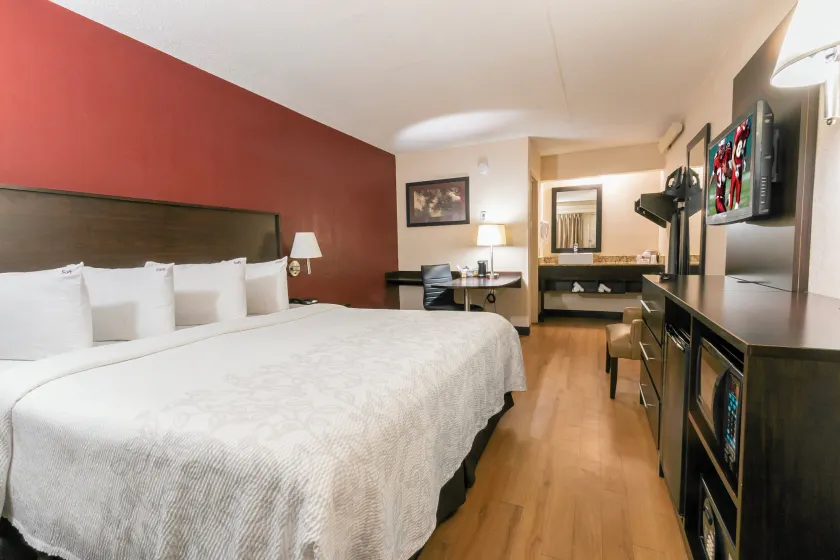 Red Roof Inn PLUS+ West Springfield - Image 1