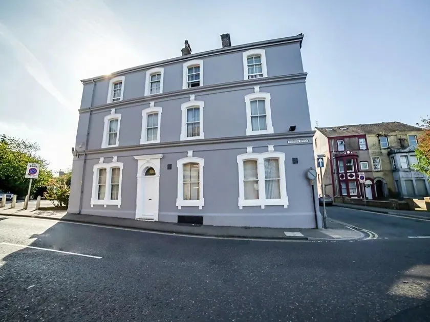 Cumberland Hotel - Image 1