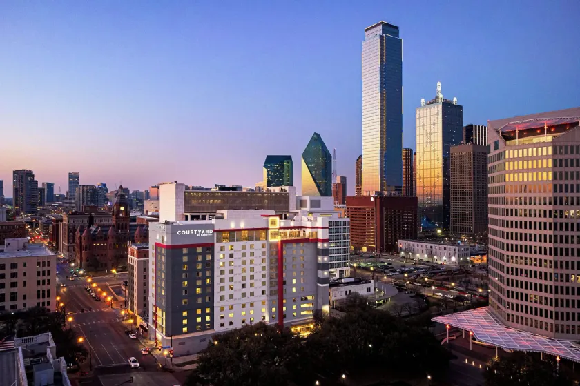 Courtyard by Marriott Dallas Downtown/Reunion District - Image 1