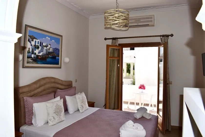 Minoa Hotel - Image 1