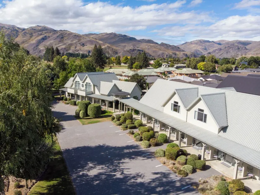 Colonial Manor Motel - Image 1