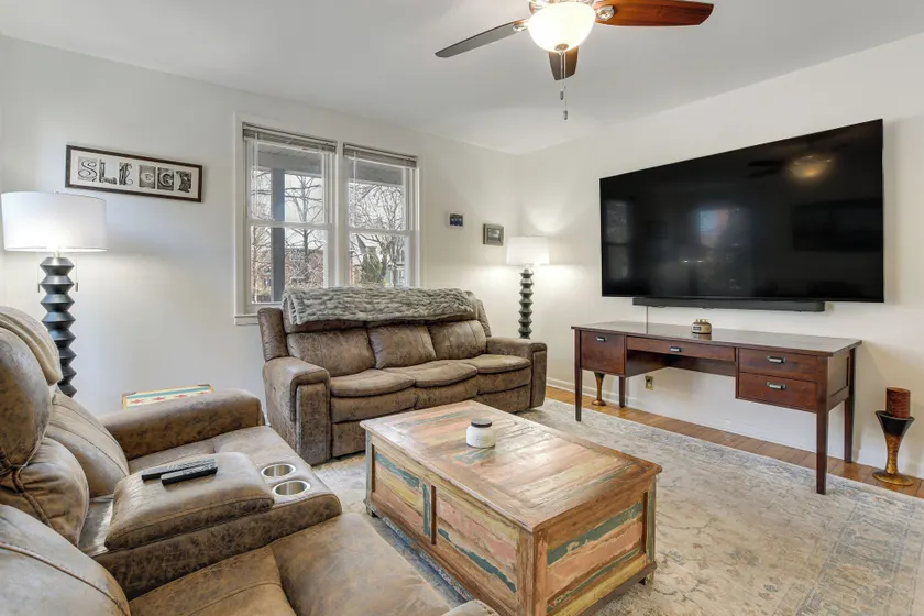 Spacious Chicago Group Home! Walk to Train & Eats - Image 1