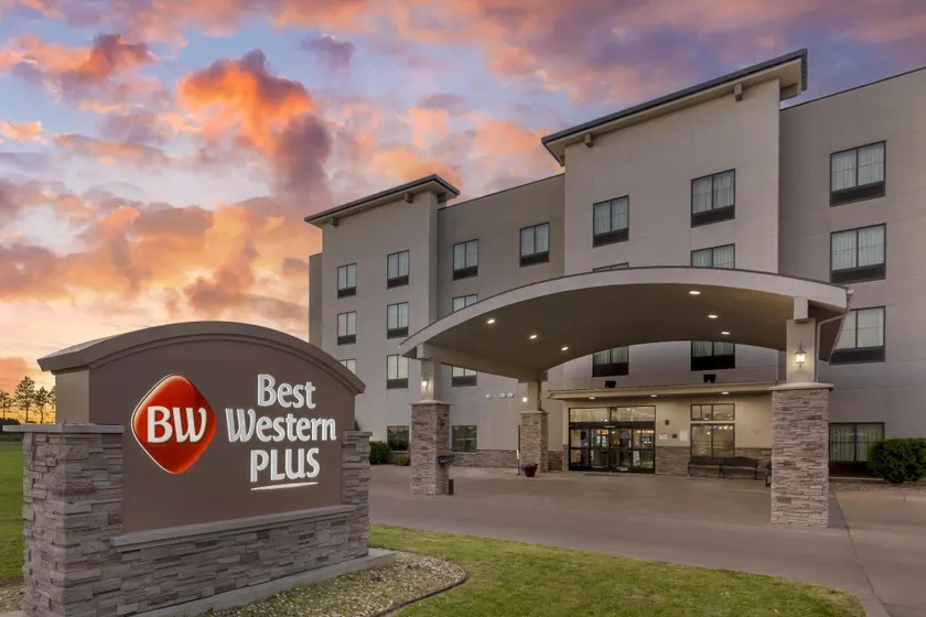 Best Western Plus Williston Hotel & Suites - Image 1
