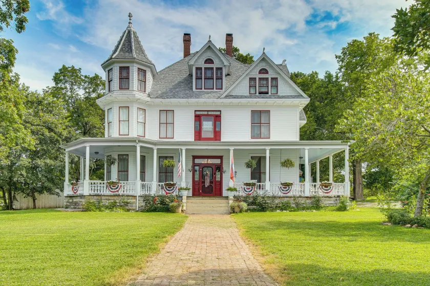 Creekfront Yellville Manor w/ Parlors & Fire Pit! - Image 1
