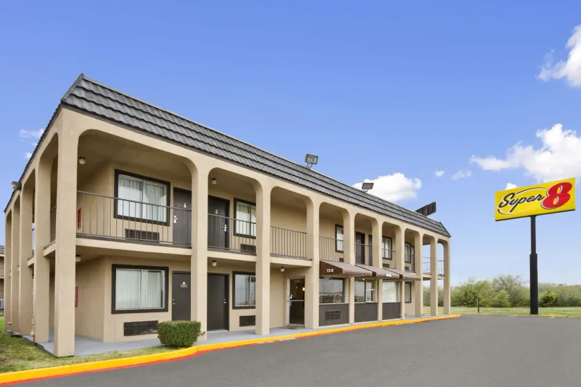 Super 8 by Wyndham Fort Worth TX - Image 1