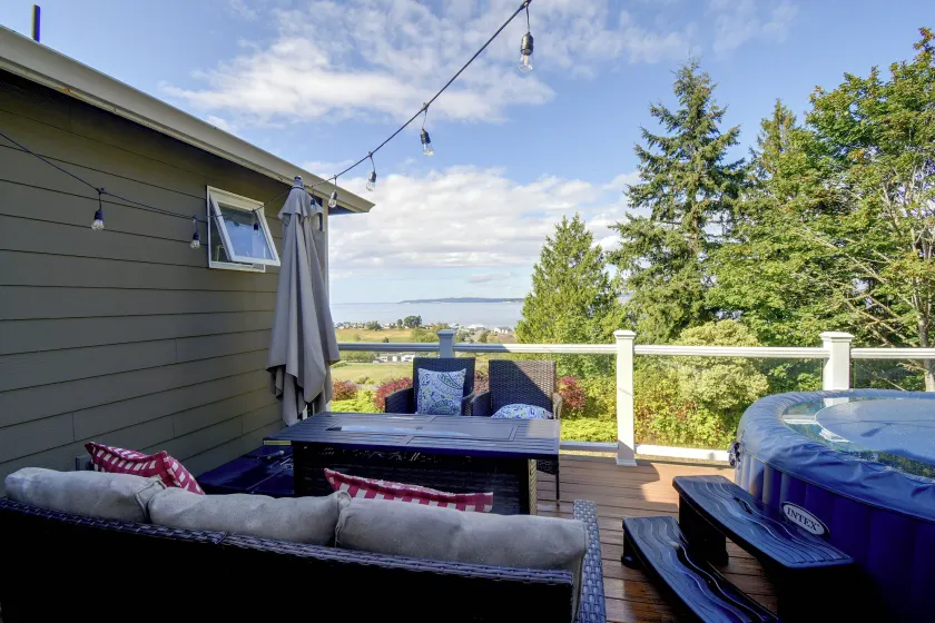 Walk to Beach! Kitsap Coast Retreat w/ Hot Tub - Image 1