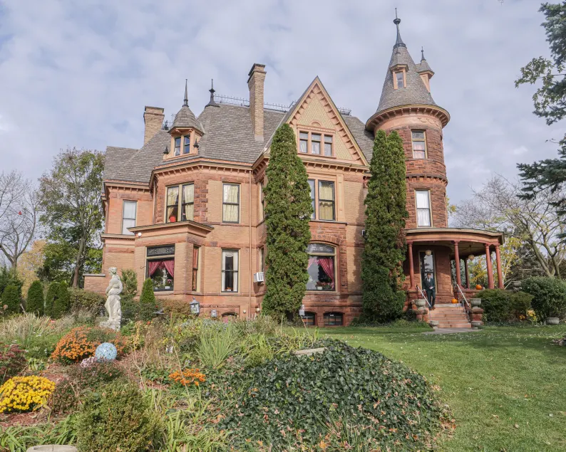 Henderson Castle Inn - Image 1