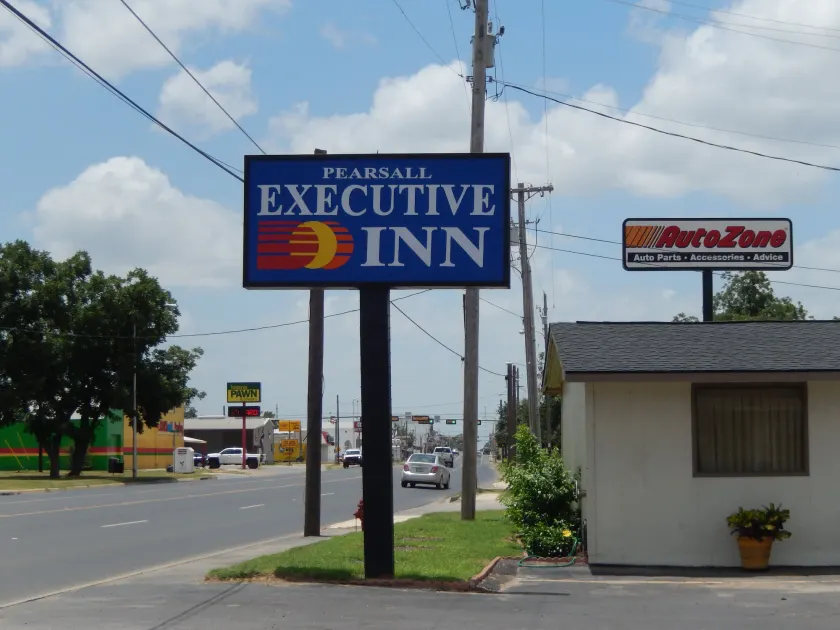 Executive Inn Pearsall - Image 1