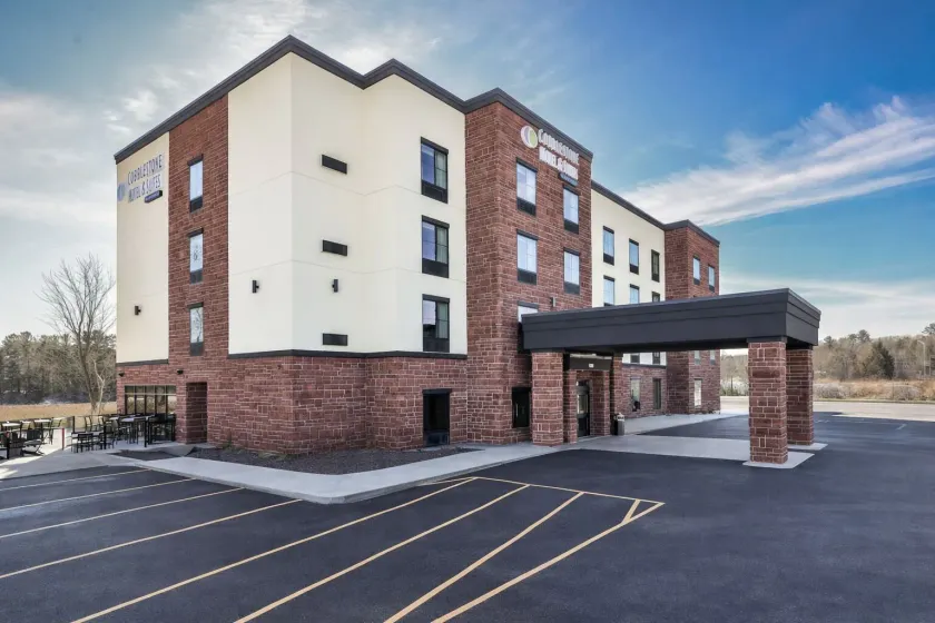 Cobblestone Hotel & Suites Waukesha West Milwaukee - Image 1
