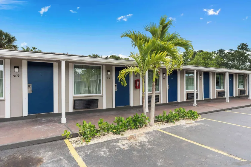 Travelodge by Wyndham Kissimmee Orlando - Image 1