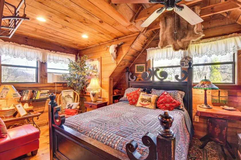 Rustic Cabin w/ Porches: 8 Mi to Tallulah Gorge! - Interiör