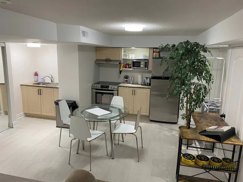 Newly Renovated Two Bedroom Apartment - Image 1