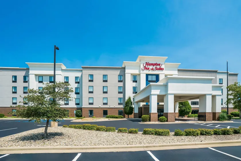 Hampton Inn & Suites Peru - Image 1