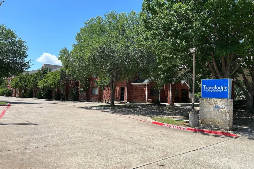 Travelodge by Wyndham Arlington/Dallas Area - Image 1