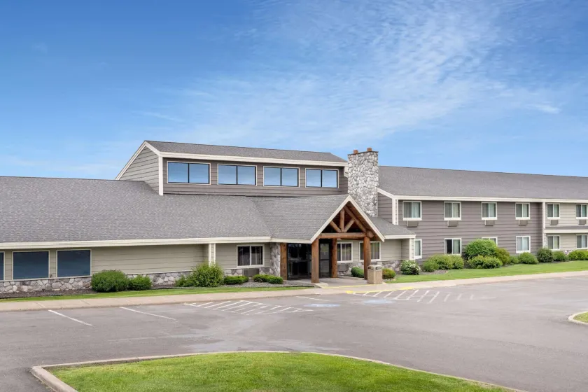 AmericInn by Wyndham Two Harbors Near Lake Superior - Image 1