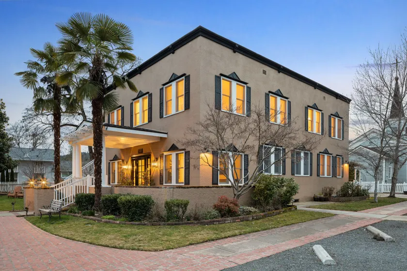 Magnolia Hotel - Image 1