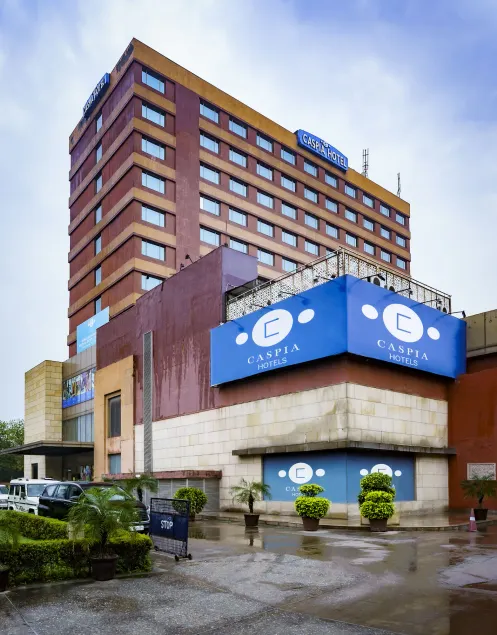 Caspia Hotel New Delhi Shalimar Bagh - Image 1