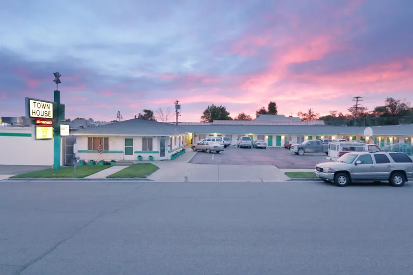 Town House Motel - Image 1