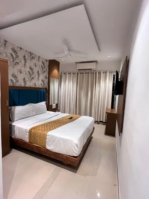Hotel Crystal Palace Near US Consulate BKC - Image 1