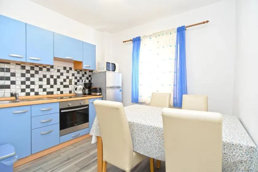 Lovely flat just steps from the beach - Image 1
