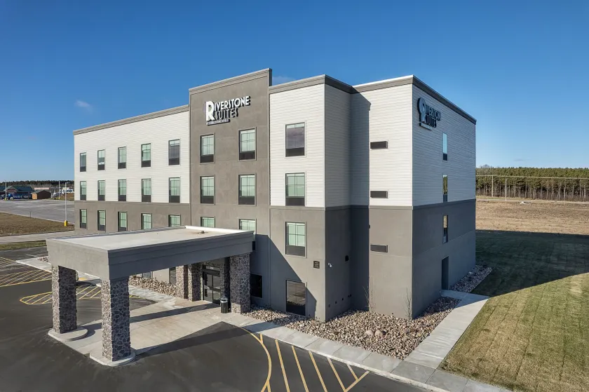 Riverstone Suites by Cobblestone Hotels - Chippewa Falls - Image 1