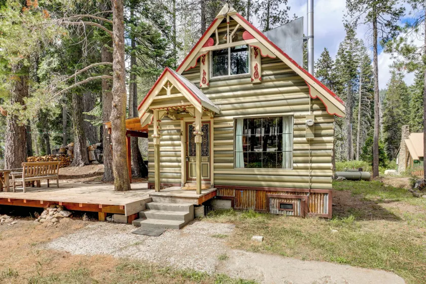 Cozy Mountain Cabin Skiing Hiking Biking Swimming - Image 1