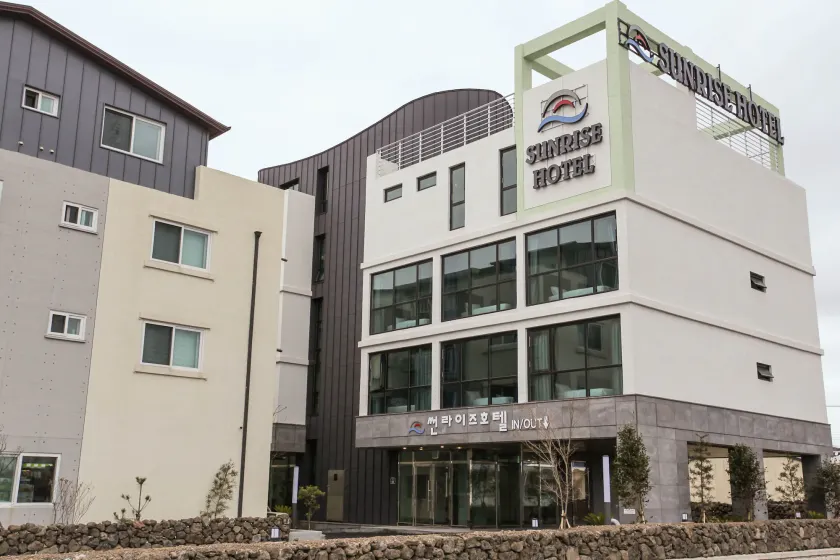 Sunrise Hotel Seopjikoji - Image 1