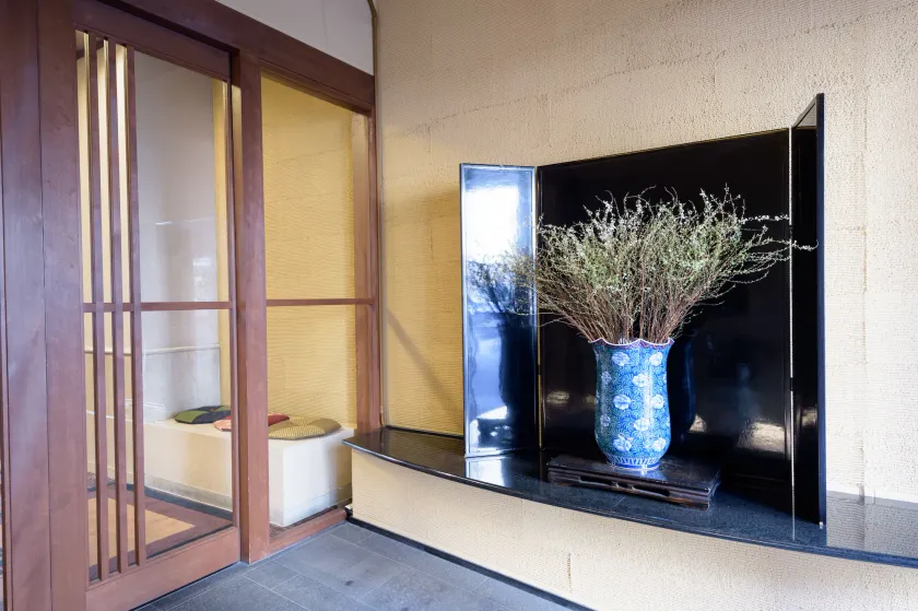 Yamatoya Honten Ryokan Osaka - Interior entrance