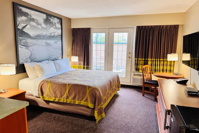 Super 8 by Wyndham Castlegar BC - Image 1