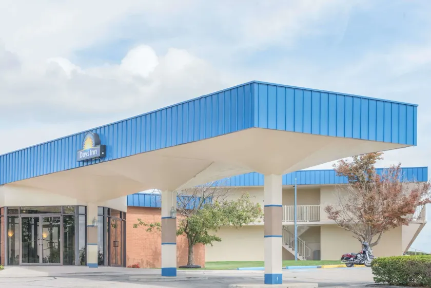 Days Inn by Wyndham St Clairsville - Image 1
