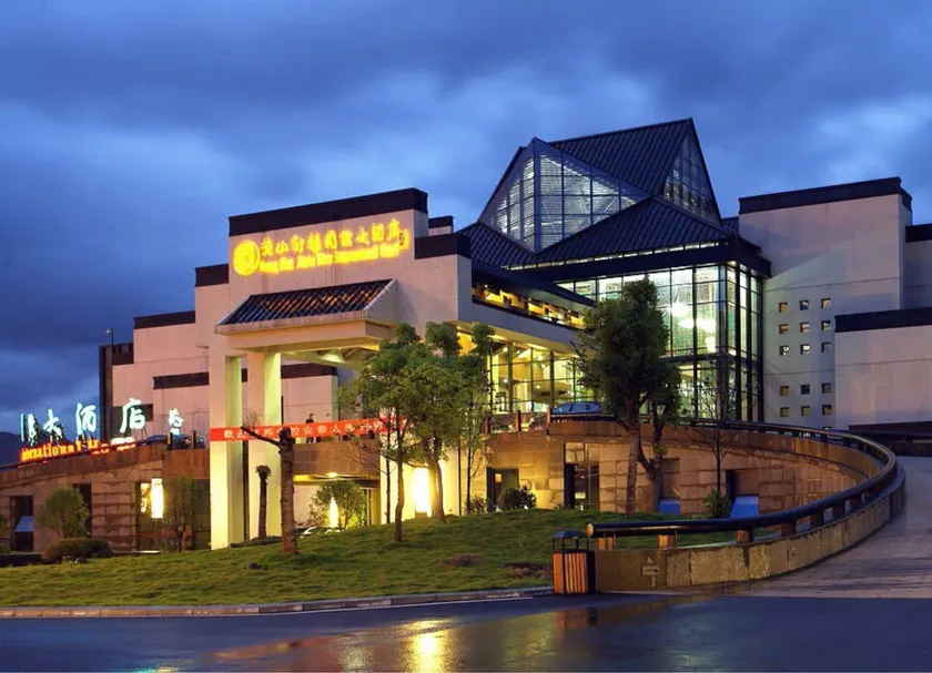 Huangshan Xuanyuan International Hotel - Image 1